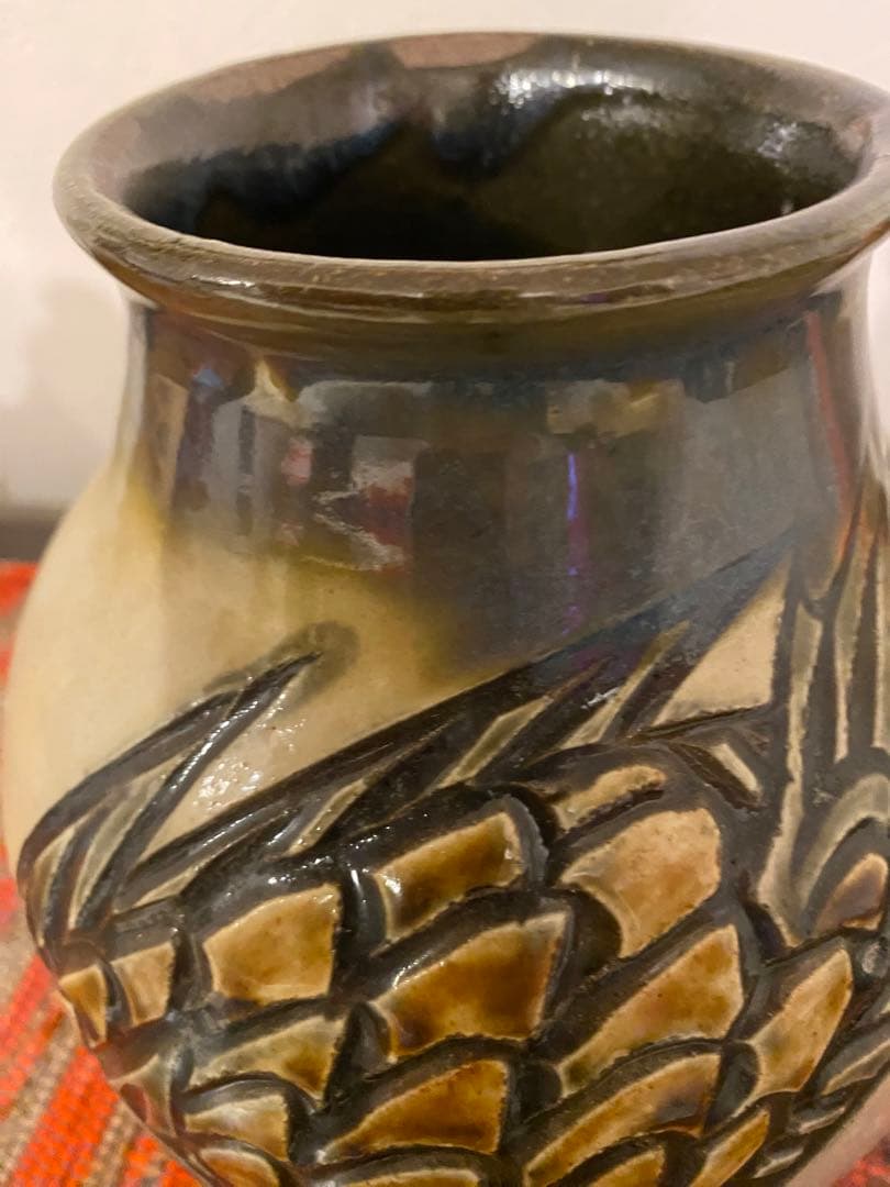 宮城須美子作　線彫魚紋　壺