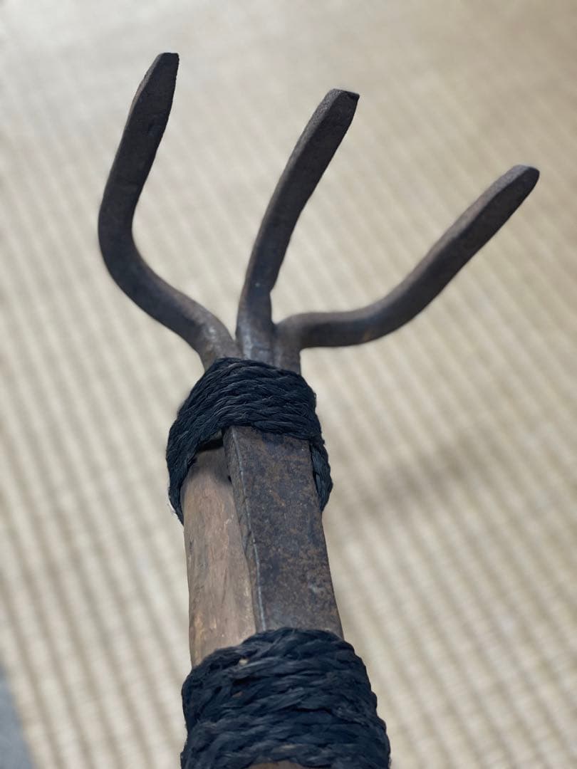 大型鉄製3本熊手壁掛け インテリア 置物 木柄 時代物