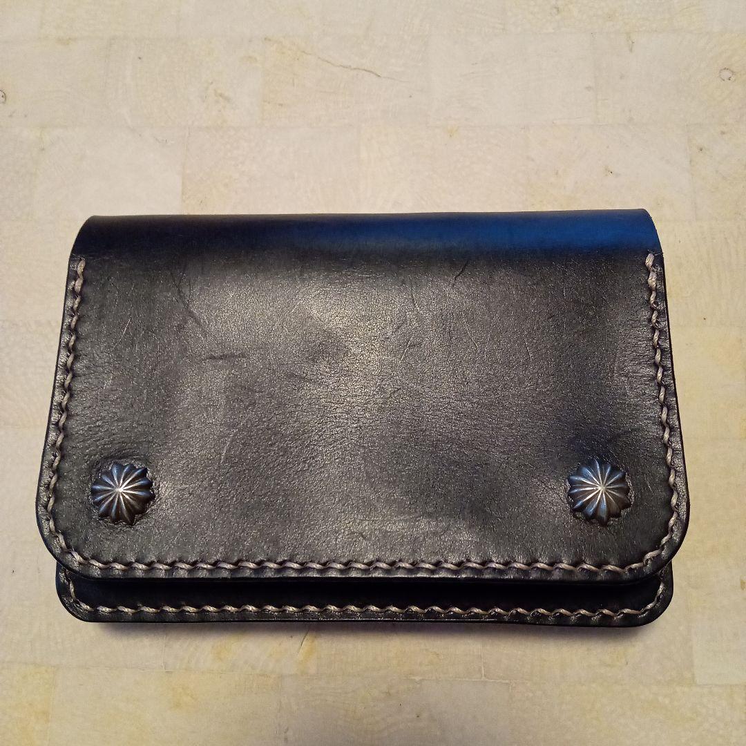 トラッカーウォレット黒レザー二つ折り財布 スタッズ付き