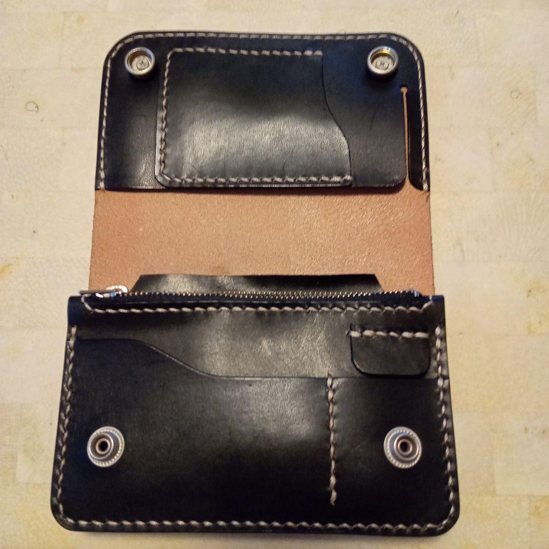 トラッカーウォレット黒レザー二つ折り財布 スタッズ付き
