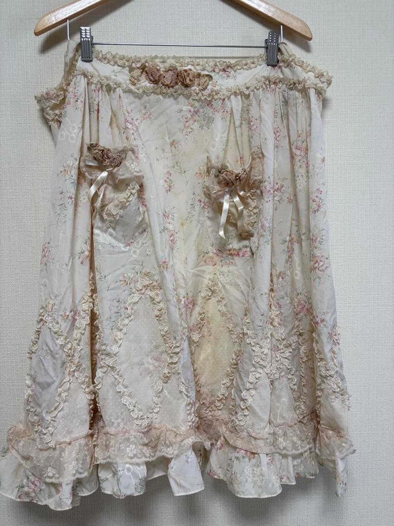 さえら アキアカネ(akiakane) 花柄エプロンドレス