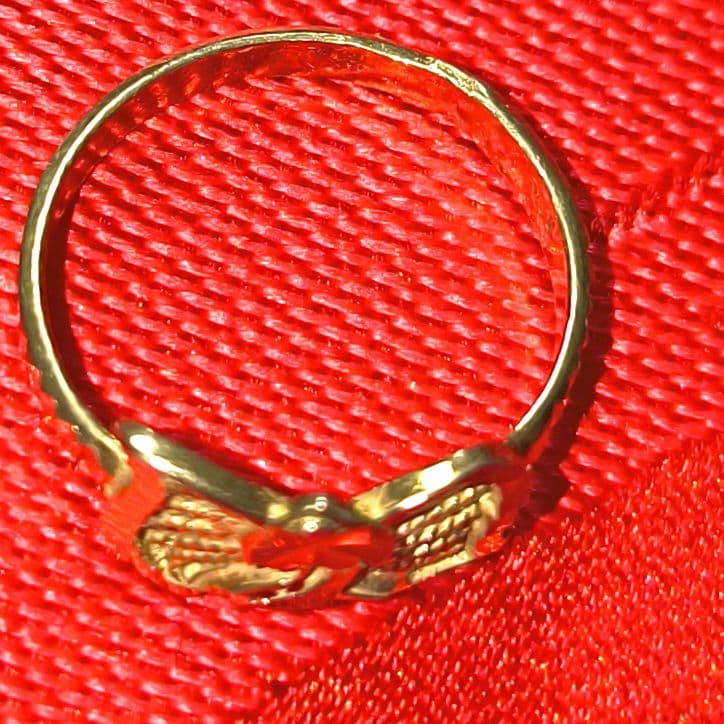 新品近い18K ゴールド リボン型リング素敵なデザイン指輪，一度だけ使いまして。