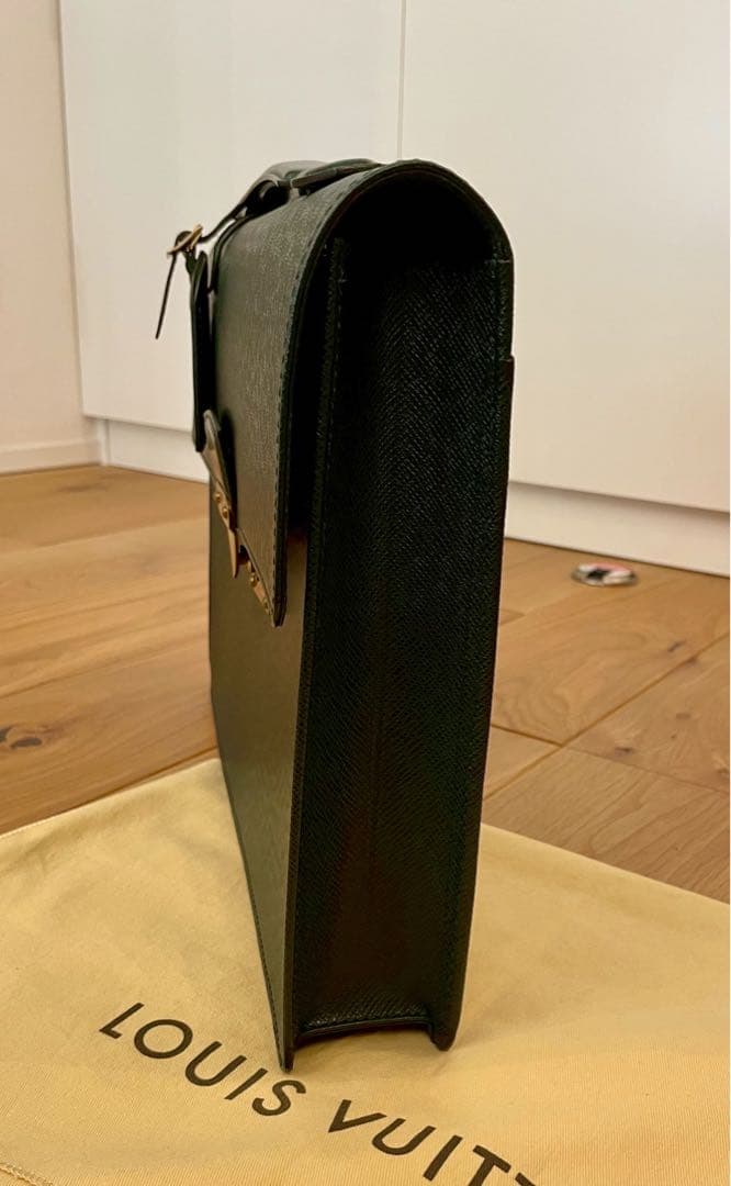 LOUIS VUITTONタイガ　セルヴィエットクラド　　　ブリーフケース