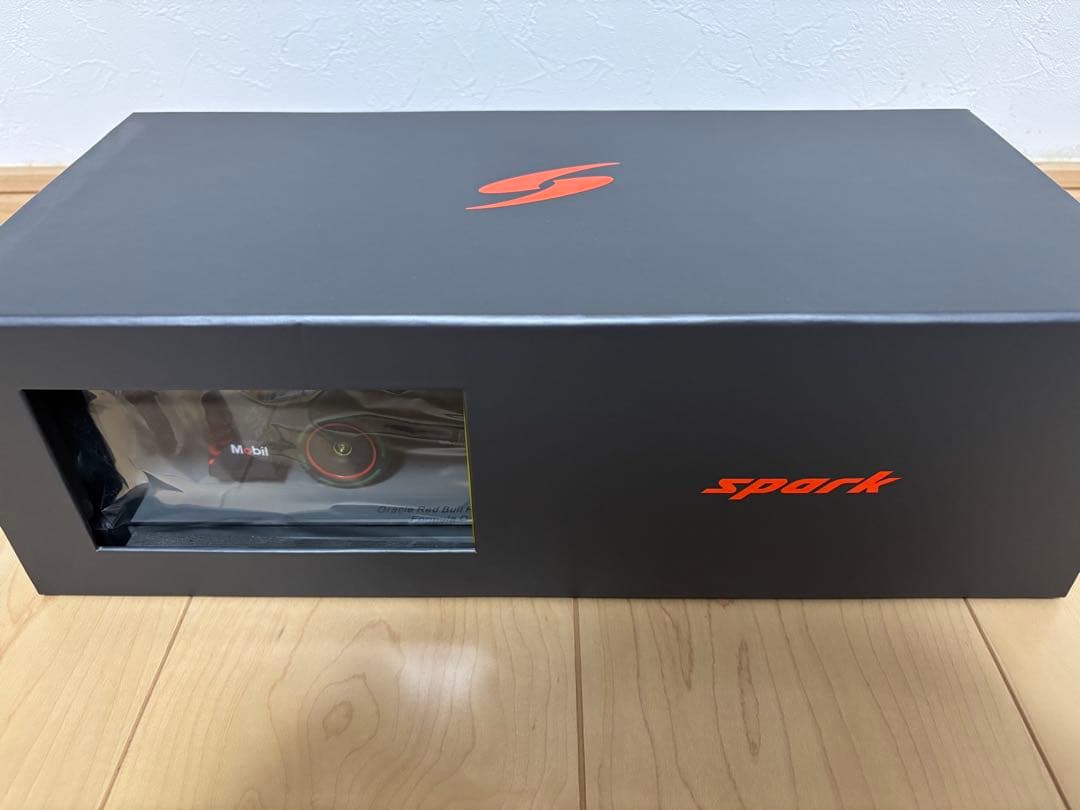 ミニカー spark RB18 No.1 MAXVERSTAPPEN 1/18