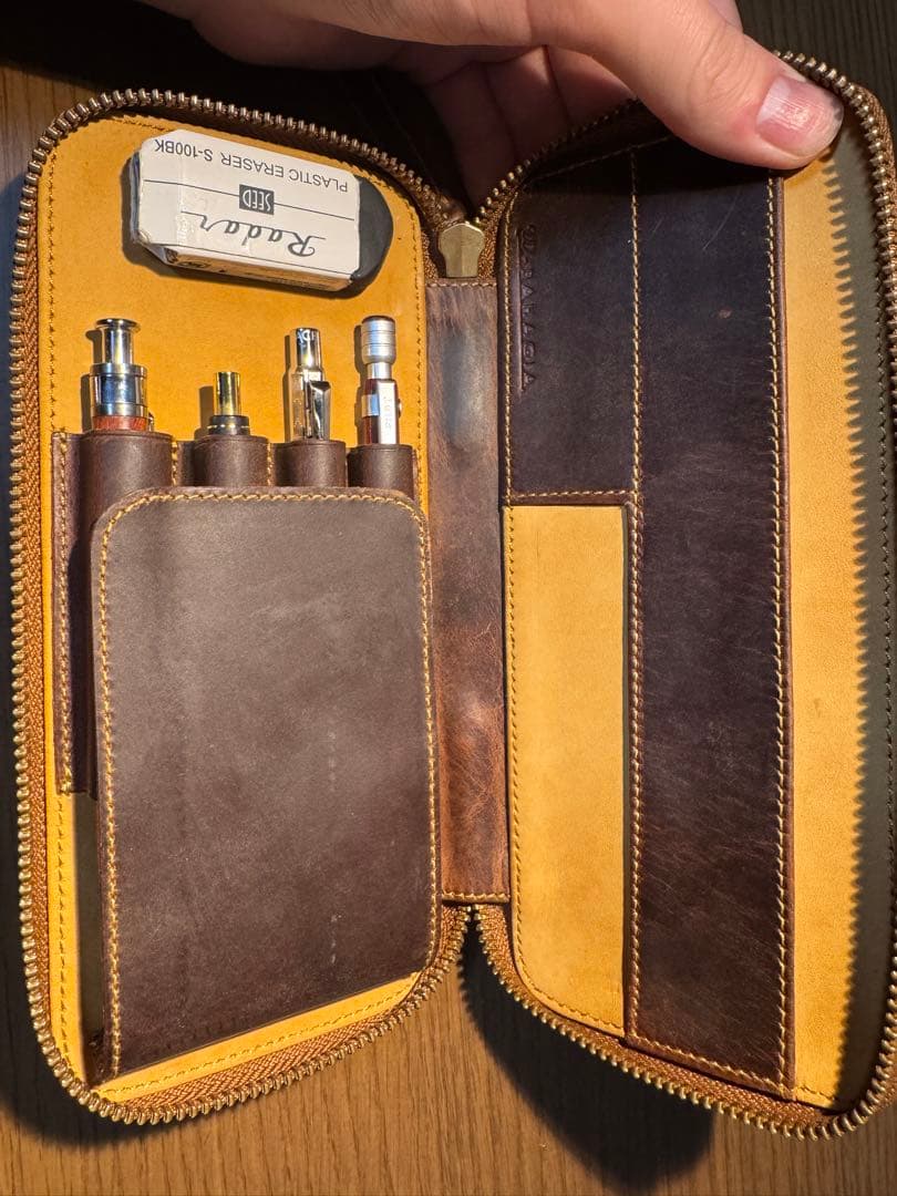 バハギア　ラウンドジップペンケース　クレイジーホース　ダークブラウン