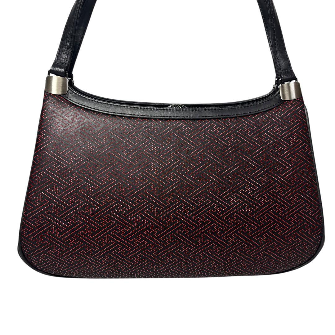 印傳屋　ハンドバッグ　鹿革　レザー　がま口　黒地/赤漆　紗綾形模様　甲州伝統工芸