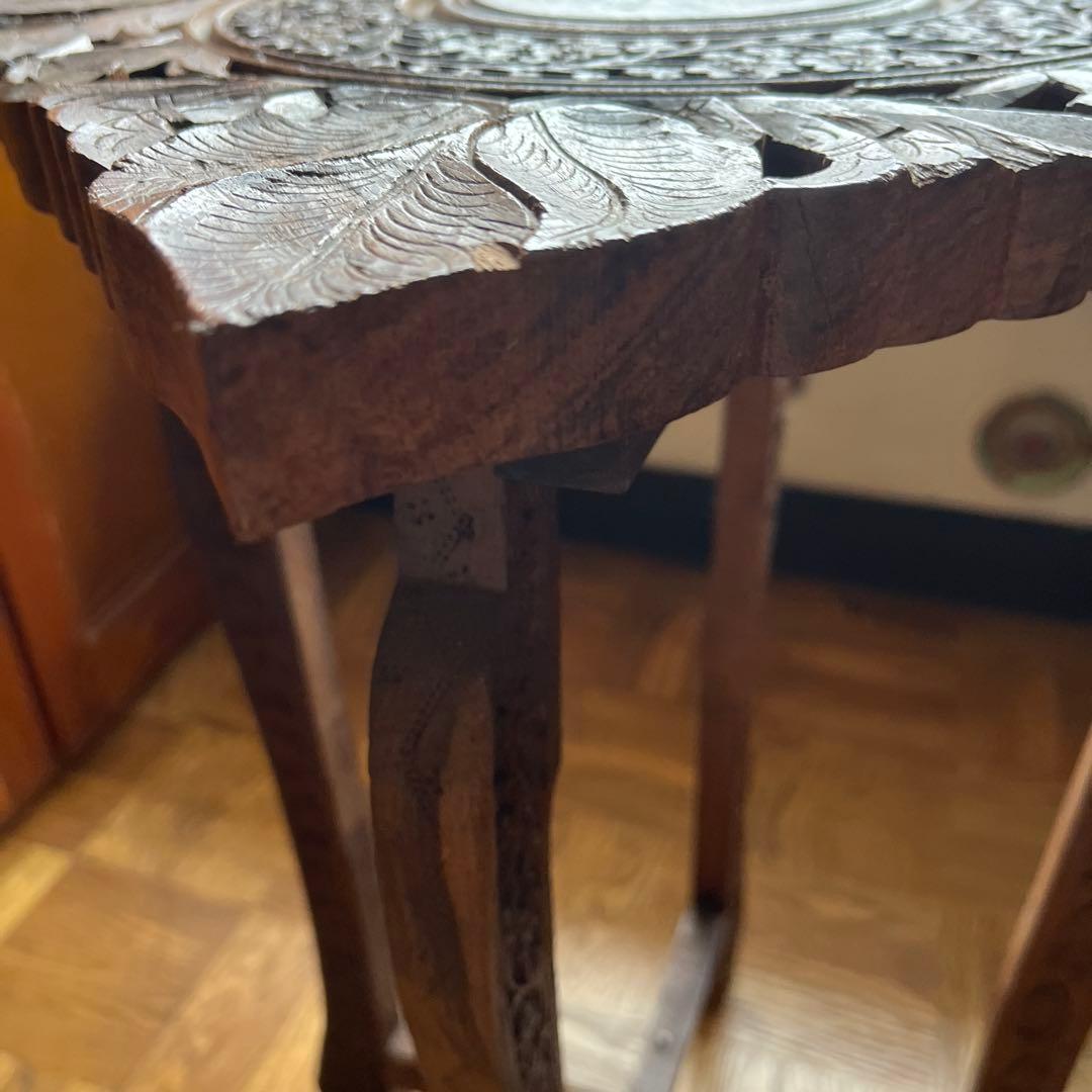 オシャレな木製彫刻テーブル