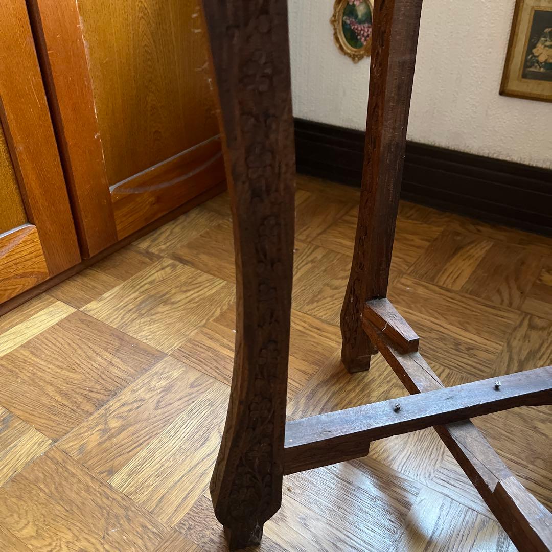 オシャレな木製彫刻テーブル