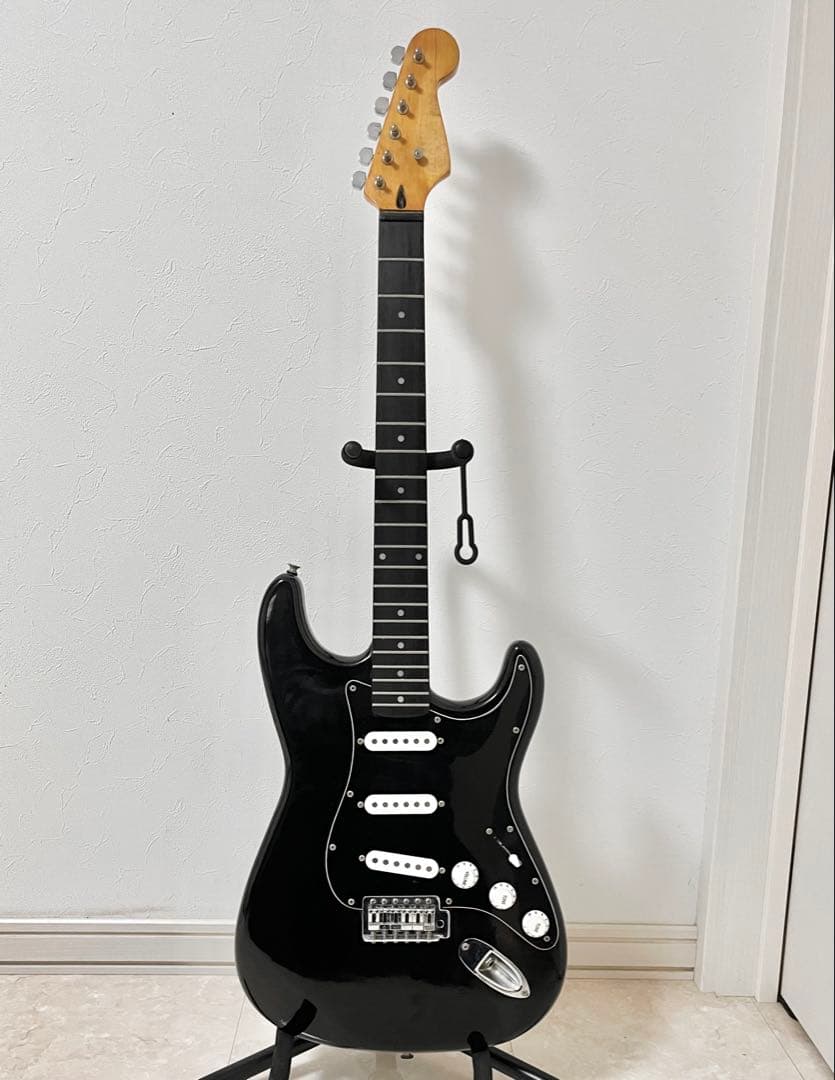 ストラトキャスタータイプ　ブラック(未使用弦6本セット付き)