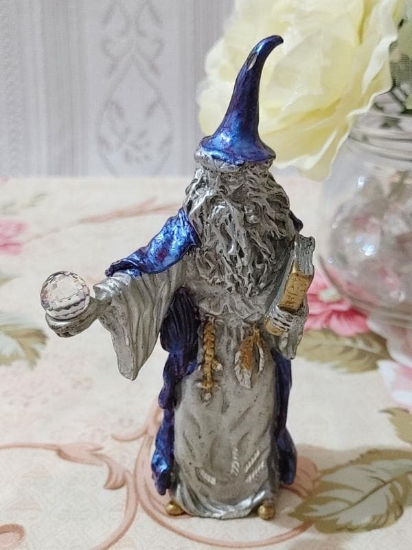 魔法使いのフィギュア 青と銀