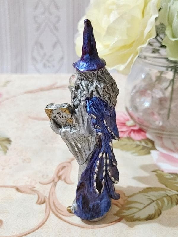 魔法使いのフィギュア 青と銀