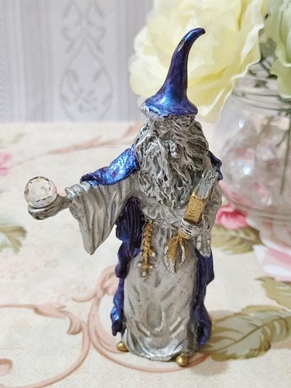 魔法使いのフィギュア 青と銀