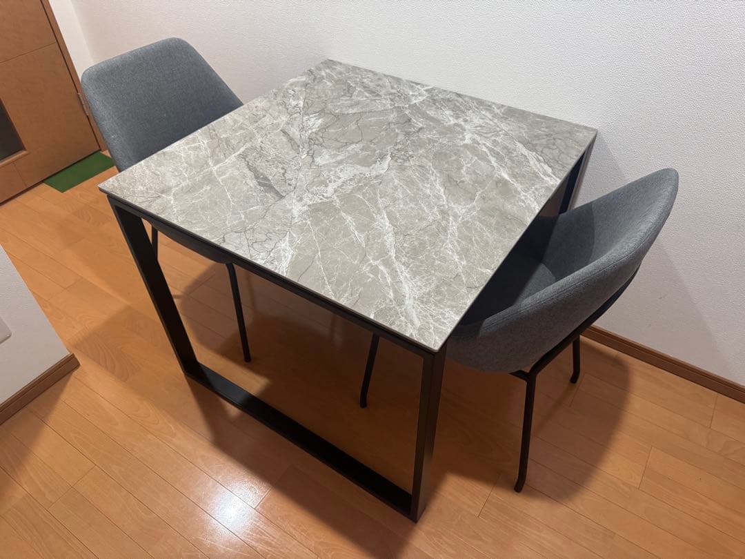 セラミックダイニングテーブルとファブリックの椅子2脚（tomoko）