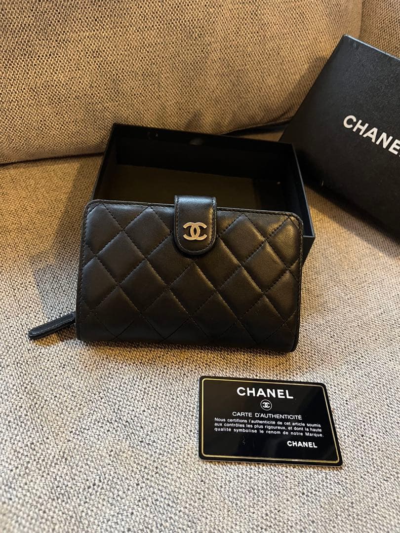 CHANEL マトラッセ　財布　コンパクト　二つ折り　ブラック　ラムスキン