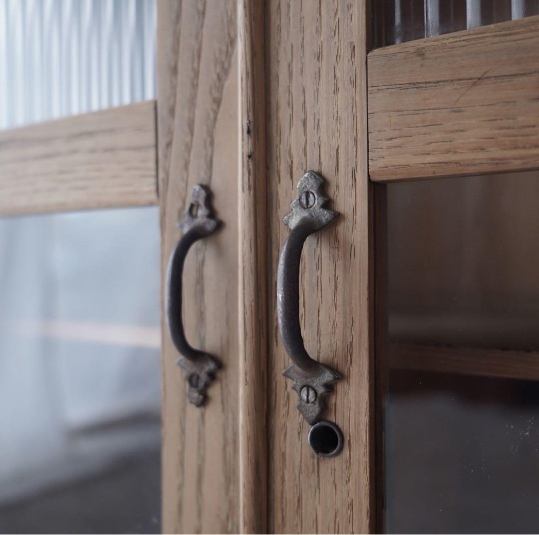 古い開き戸のキャビネット