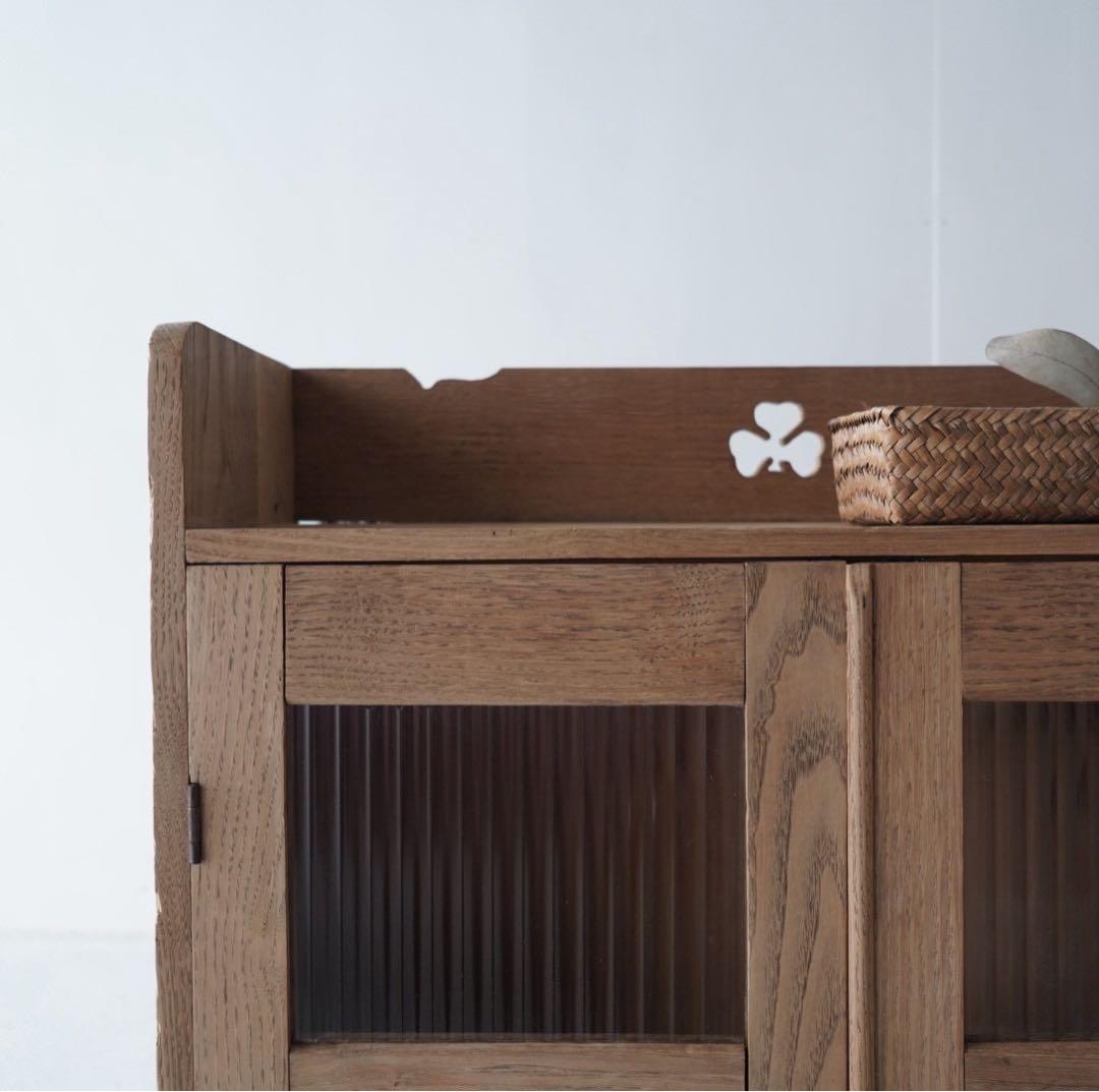 古い開き戸のキャビネット