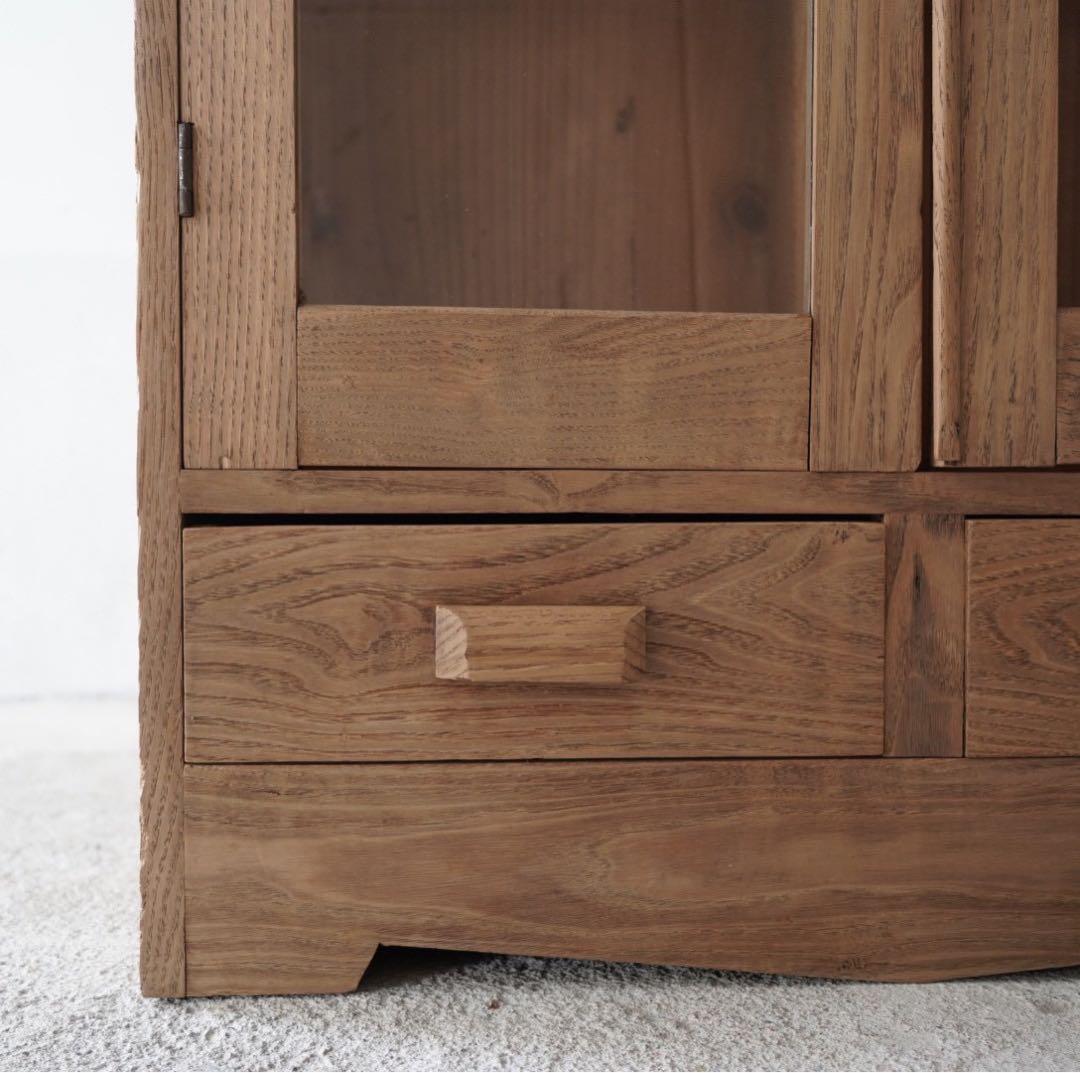 古い開き戸のキャビネット