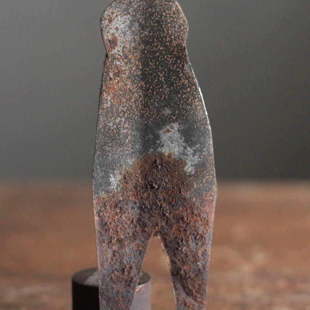 ヒトガタ 錆びた 金属 オブジェ 呪物？