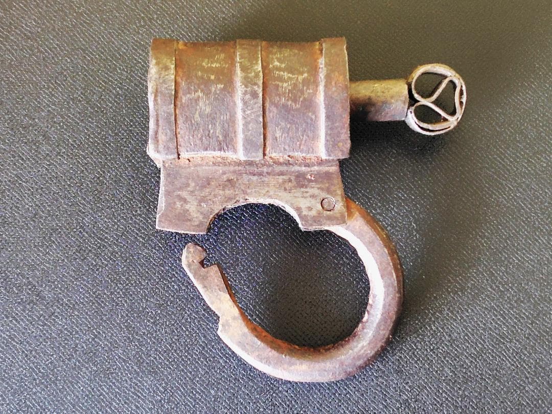 時代物 ねじ式 錠前 鍵付き / 古錠 回し鍵 南京錠 からくり錠風 蔵 骨董