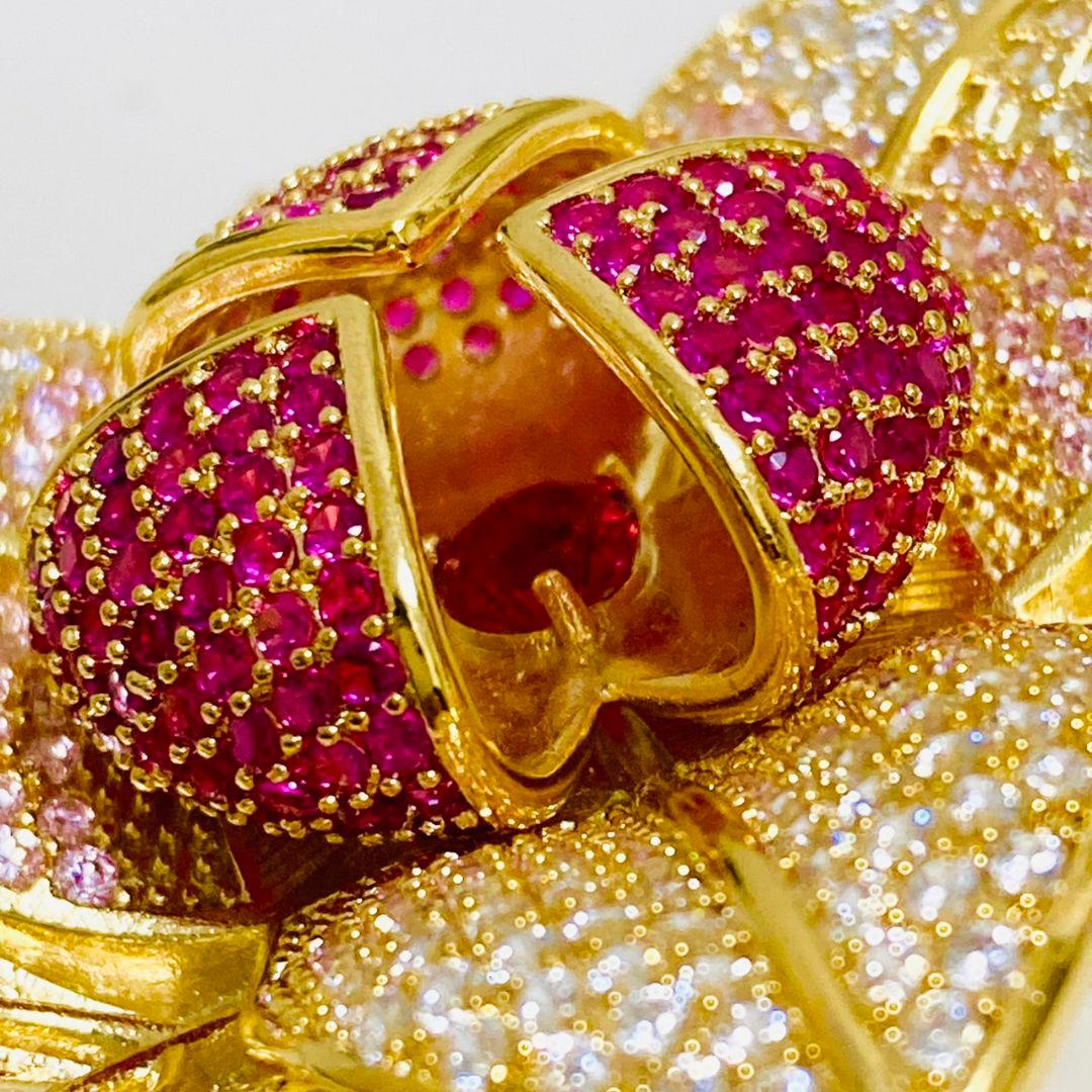 ダイヤ調の石とルビー調の石のフラワーモチーフブローチ k18??