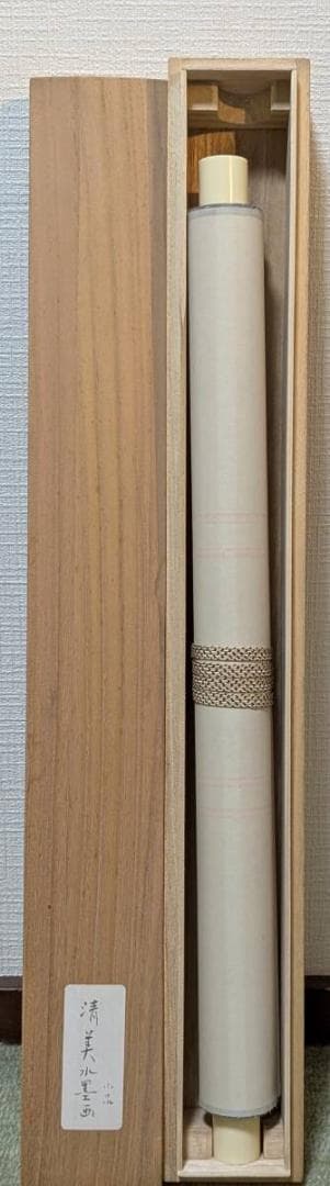 【真作】掛軸　幽玄なる水墨掛軸　小舟と霧立つ山並みの風景　合箱入　S114