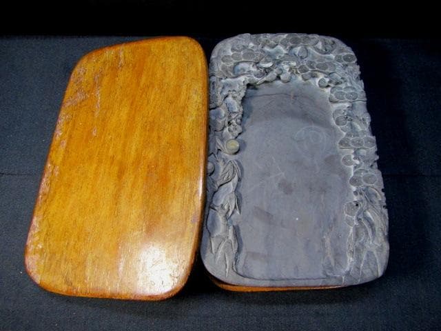 ☆硯　中国古玩　端渓硯　裏に銘有　花に飛鶴図　重さ5,6㎏☆