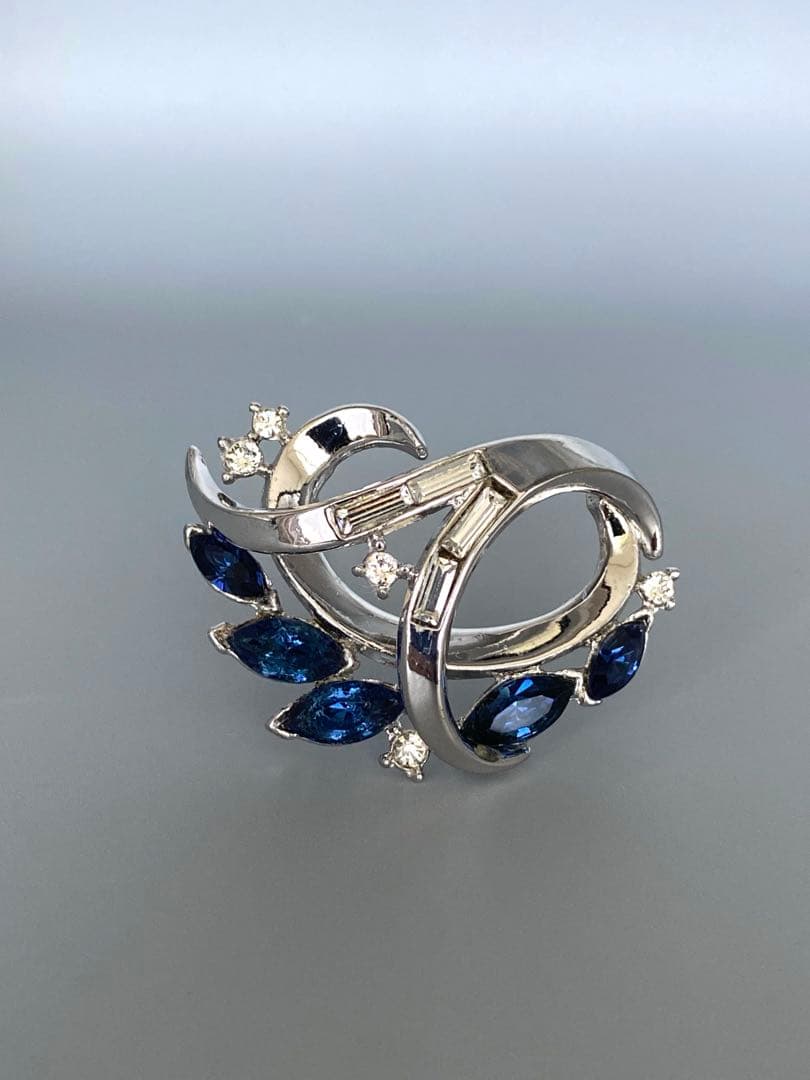 lotuscloud 2524⭐️TRIFARI トリファリヴィンテージブローチ