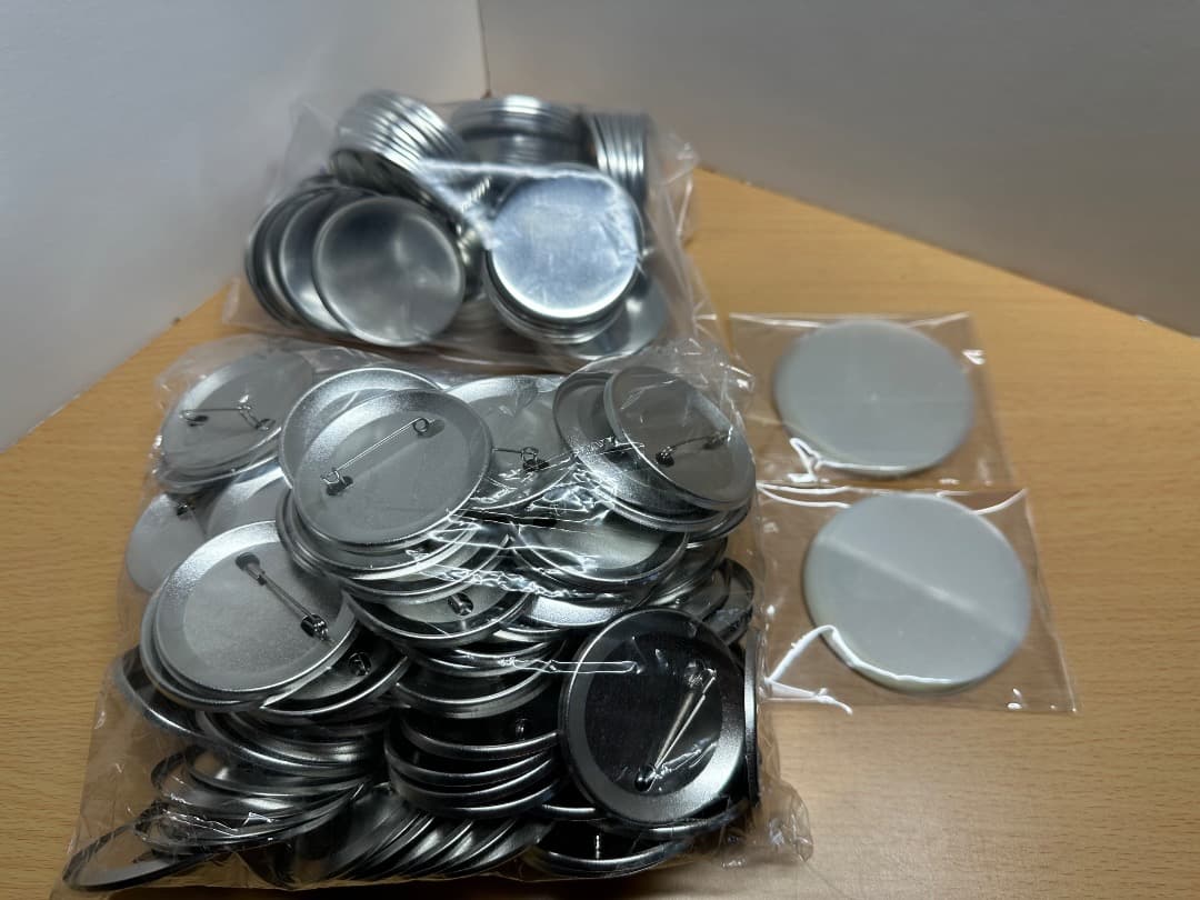 57mmサイズ缶バッジマシン中古とパーツ約110個