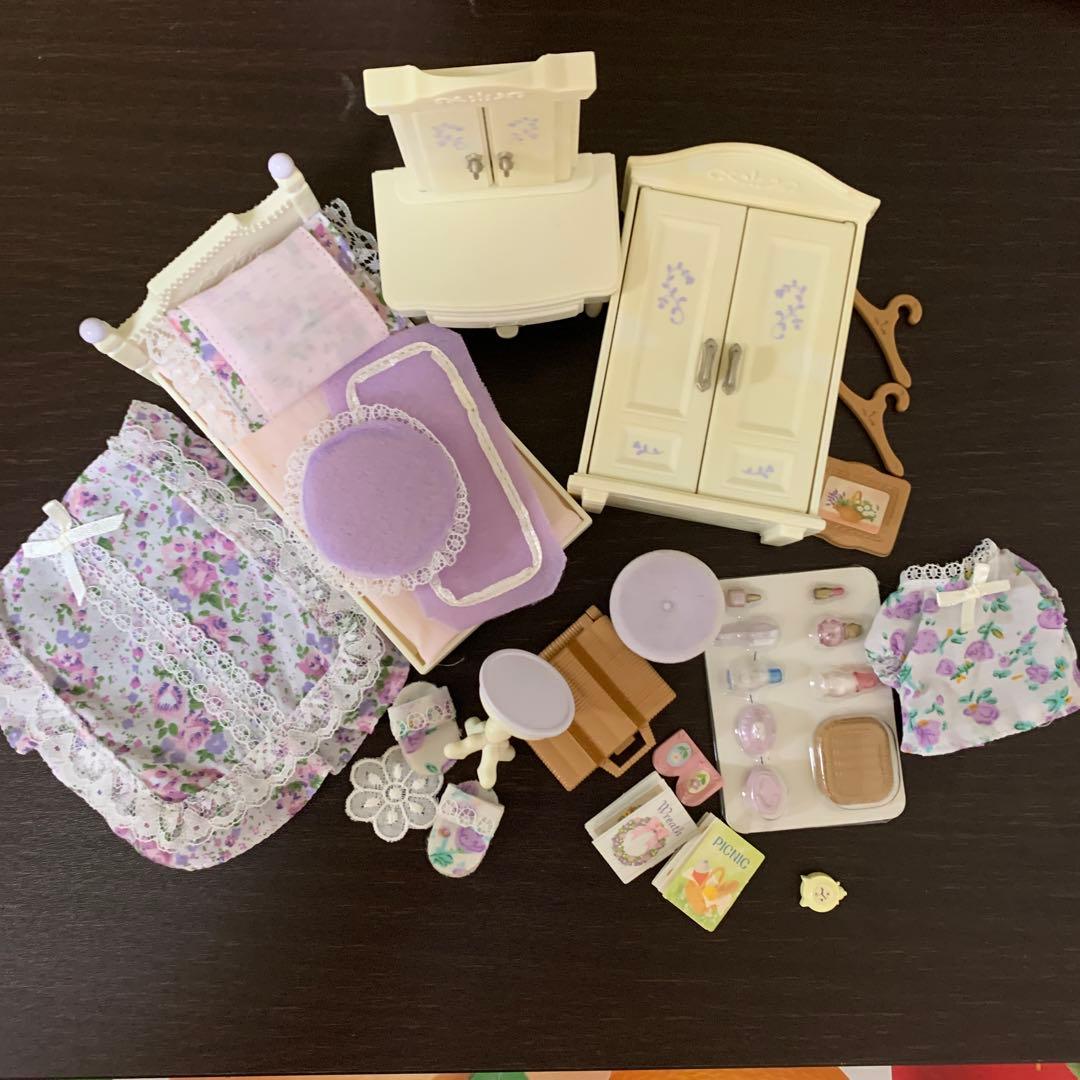 廃盤　シルバニアファミリー　あかりの灯る家　お家➕人形➕小物色々をまとめて！