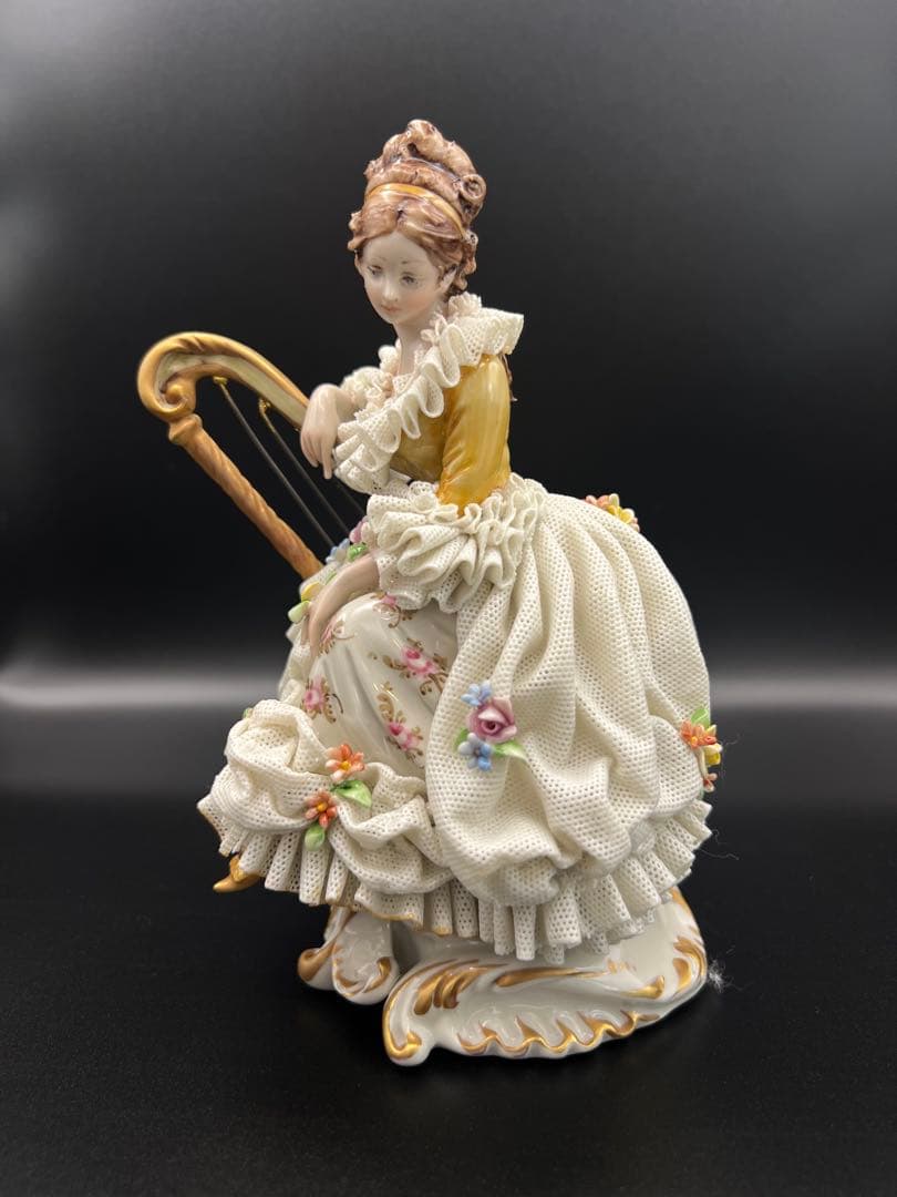 ハープを持つ女性の陶器像