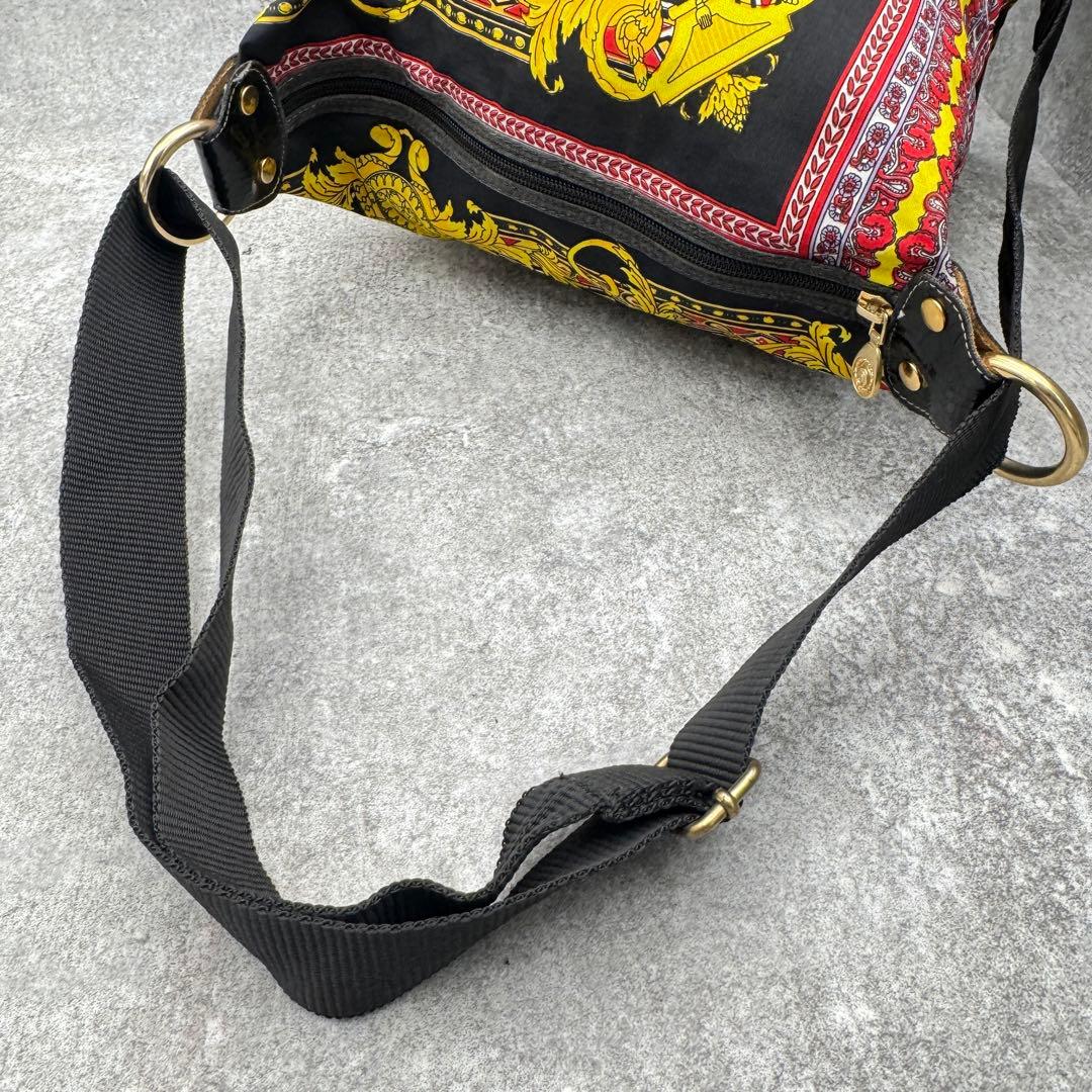 希少　VERSACE ボディバッグ　ショルダー　バロック柄　バケツ型　2way