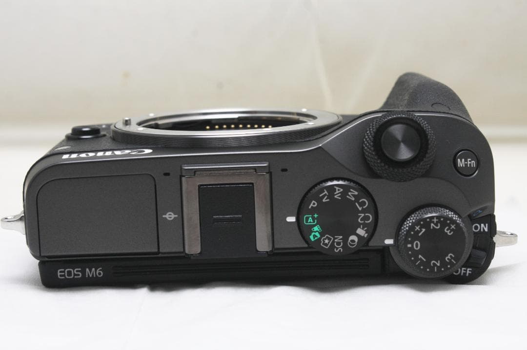 ★良品★ キヤノン EOS M6 ボディ