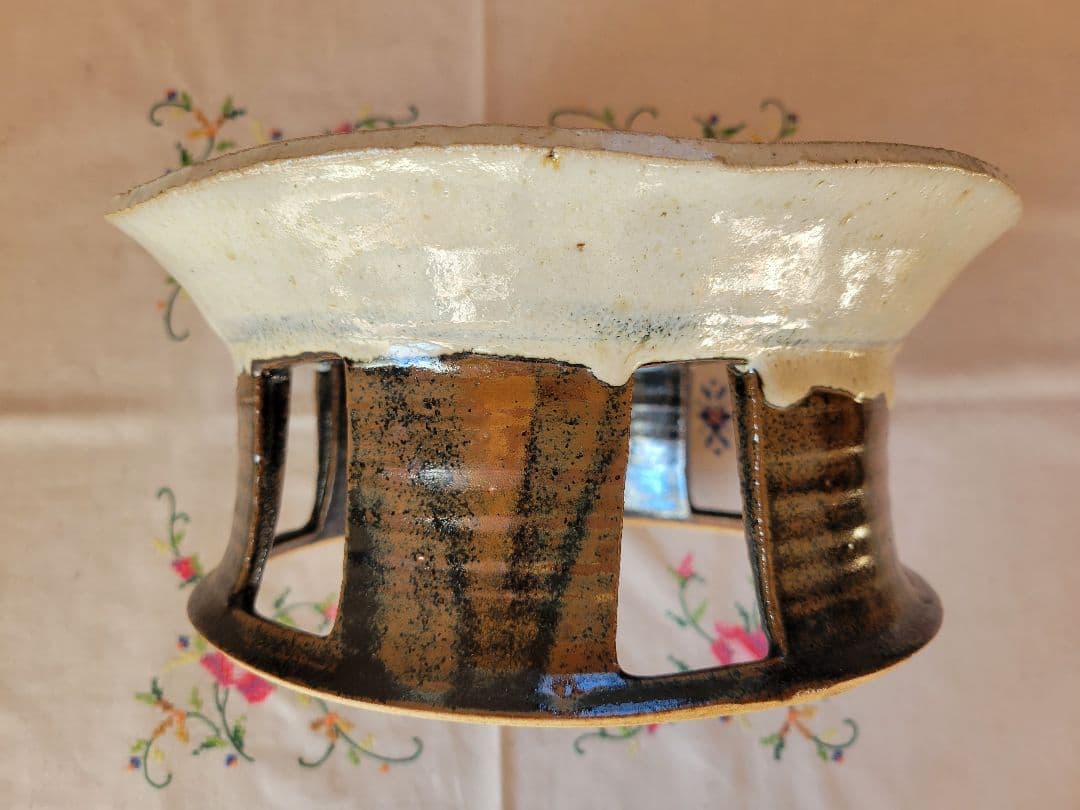 花器　陶器製脚付き