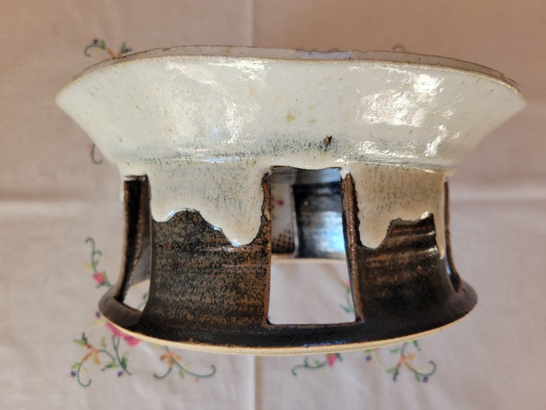 花器　陶器製脚付き