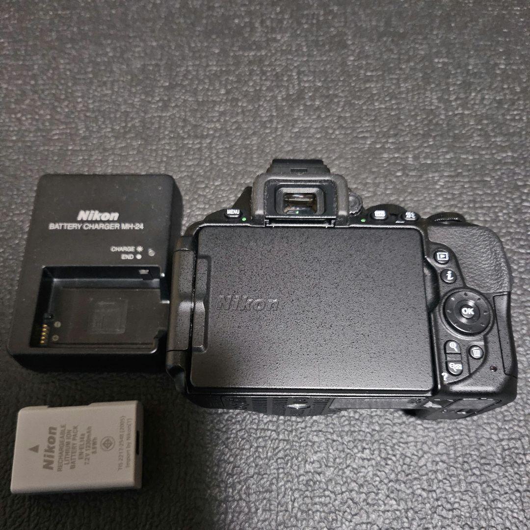 美品　Nikon　d5600　ボディ　ショット数約2600回