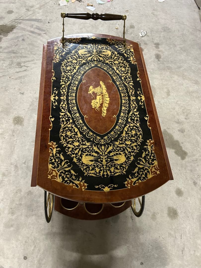 装飾的な木製サービングカート