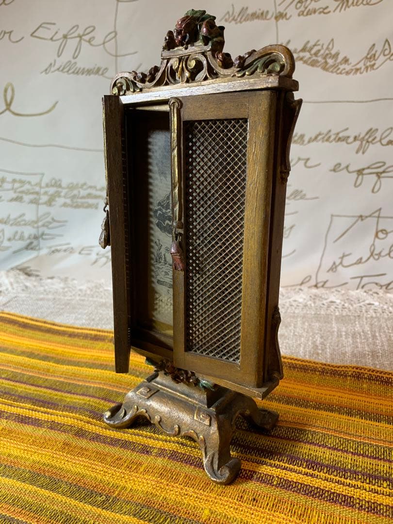 フランス製　アンティーク　レアな細かい細工の木製額立て！扉が開いて素敵です！