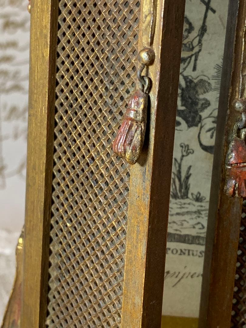 フランス製　アンティーク　レアな細かい細工の木製額立て！扉が開いて素敵です！