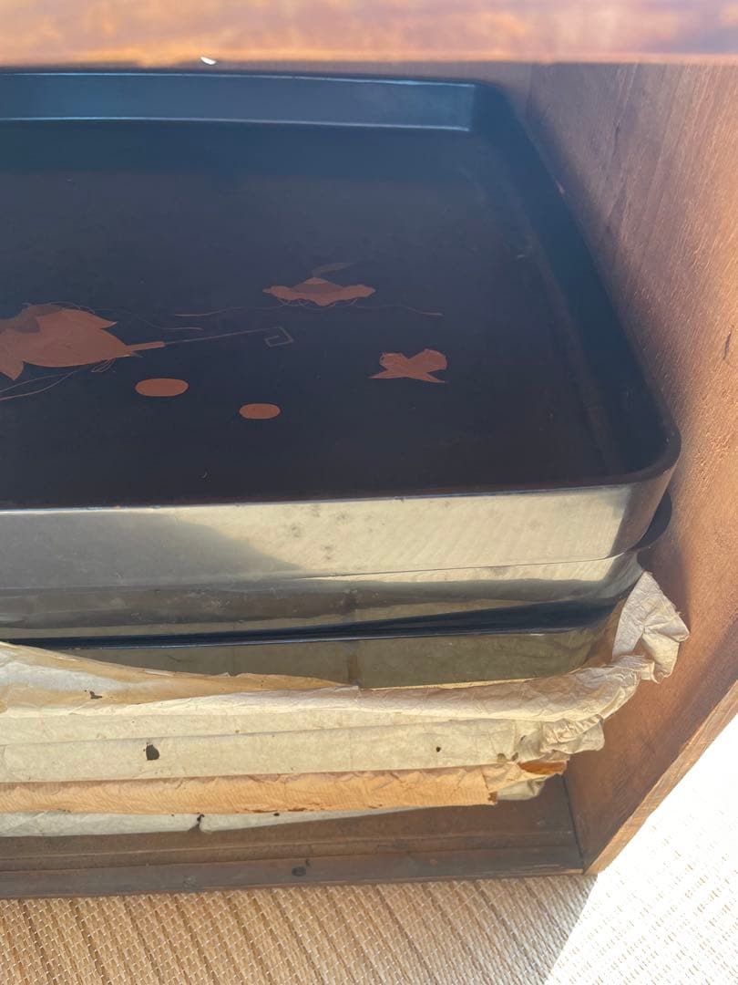 骨董品　希少　金箔装飾の黒漆塗り膳 収納箱付き　100年前