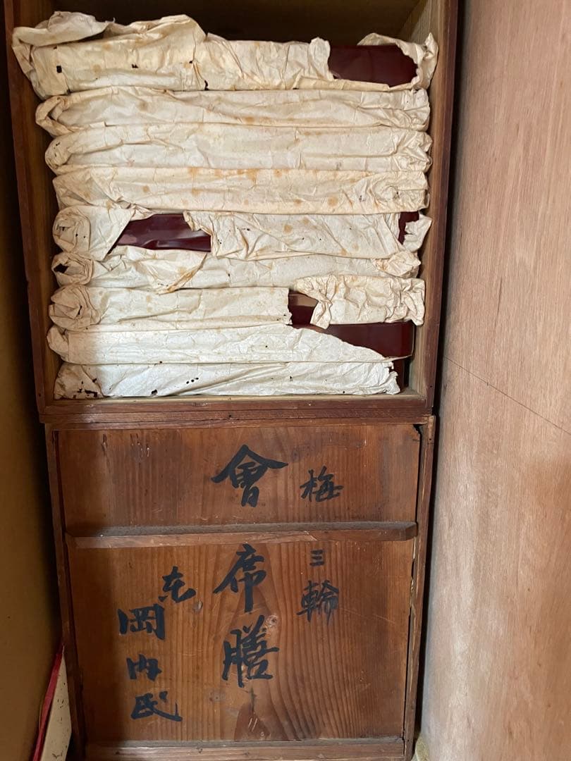 骨董品　希少　金箔装飾の黒漆塗り膳 収納箱付き　100年前