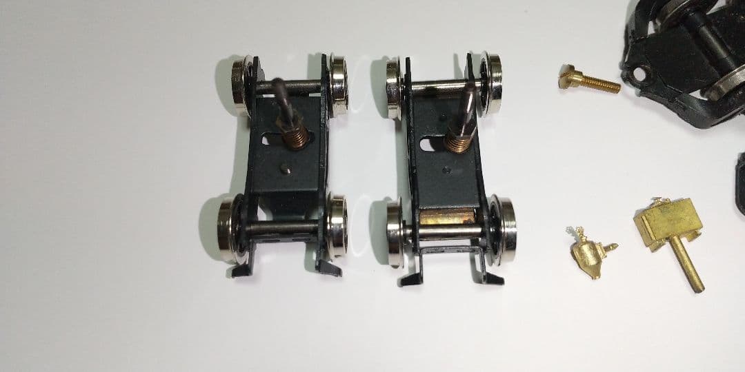 二軸先台車、 従台車 (各二種)、テンダー台車、他パーツ。HOゲージ。