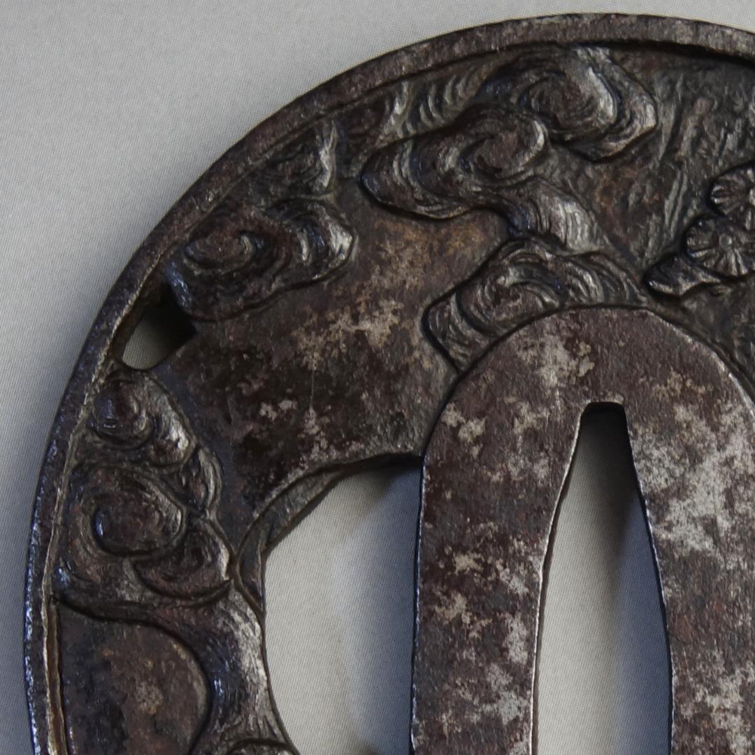 【 銅象嵌 岩窟賢人巻物図鍔 】 鍔 鐔 鉄地 刀装具 日本刀 武具 骨董