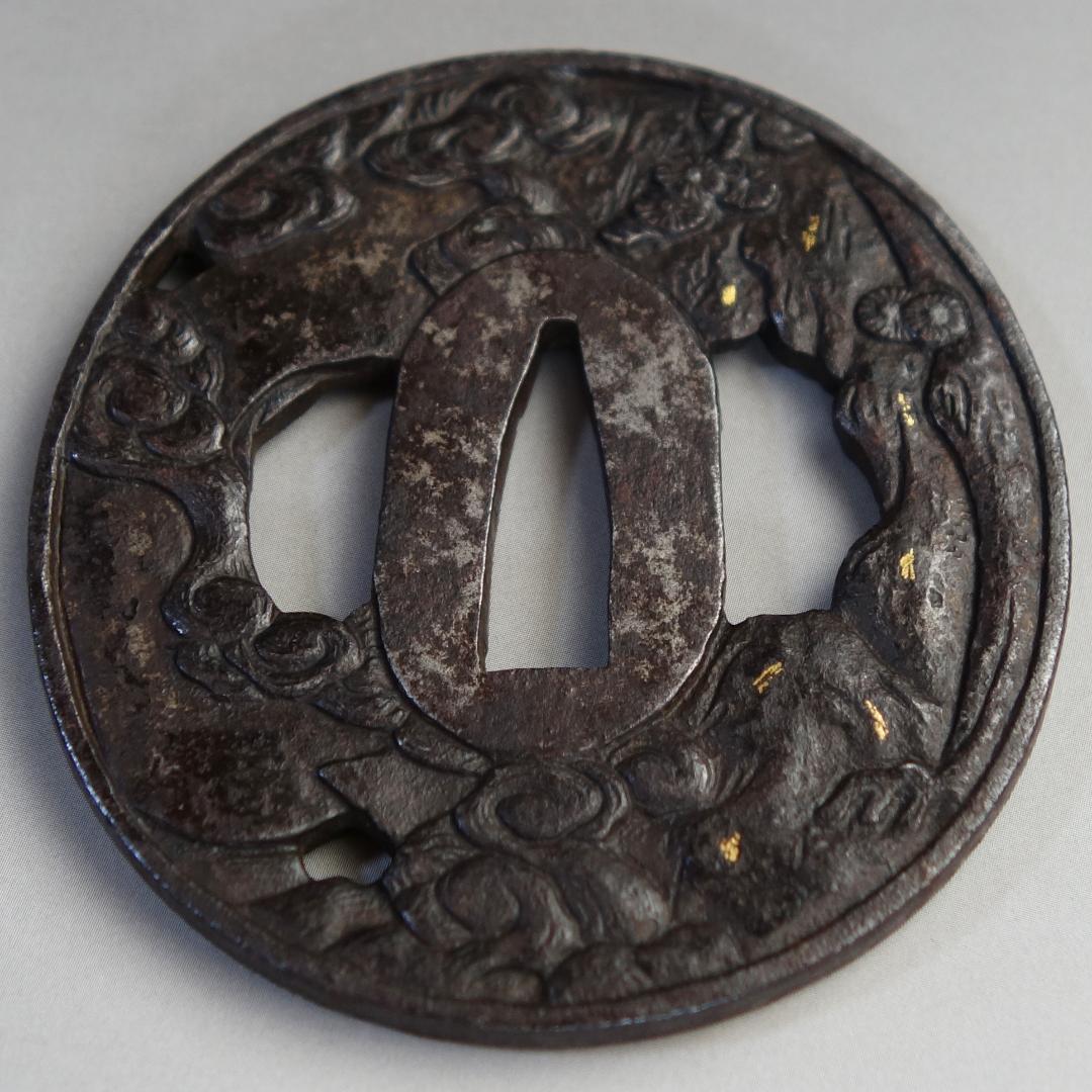 【 銅象嵌 岩窟賢人巻物図鍔 】 鍔 鐔 鉄地 刀装具 日本刀 武具 骨董