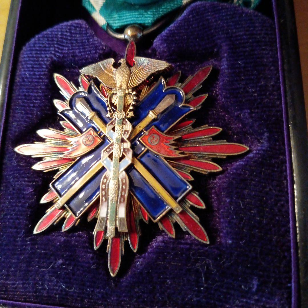 【極美品 完品】功四級金鵄勲章 略綬付き 共箱入り 純銀製 明治勲章 徽章32