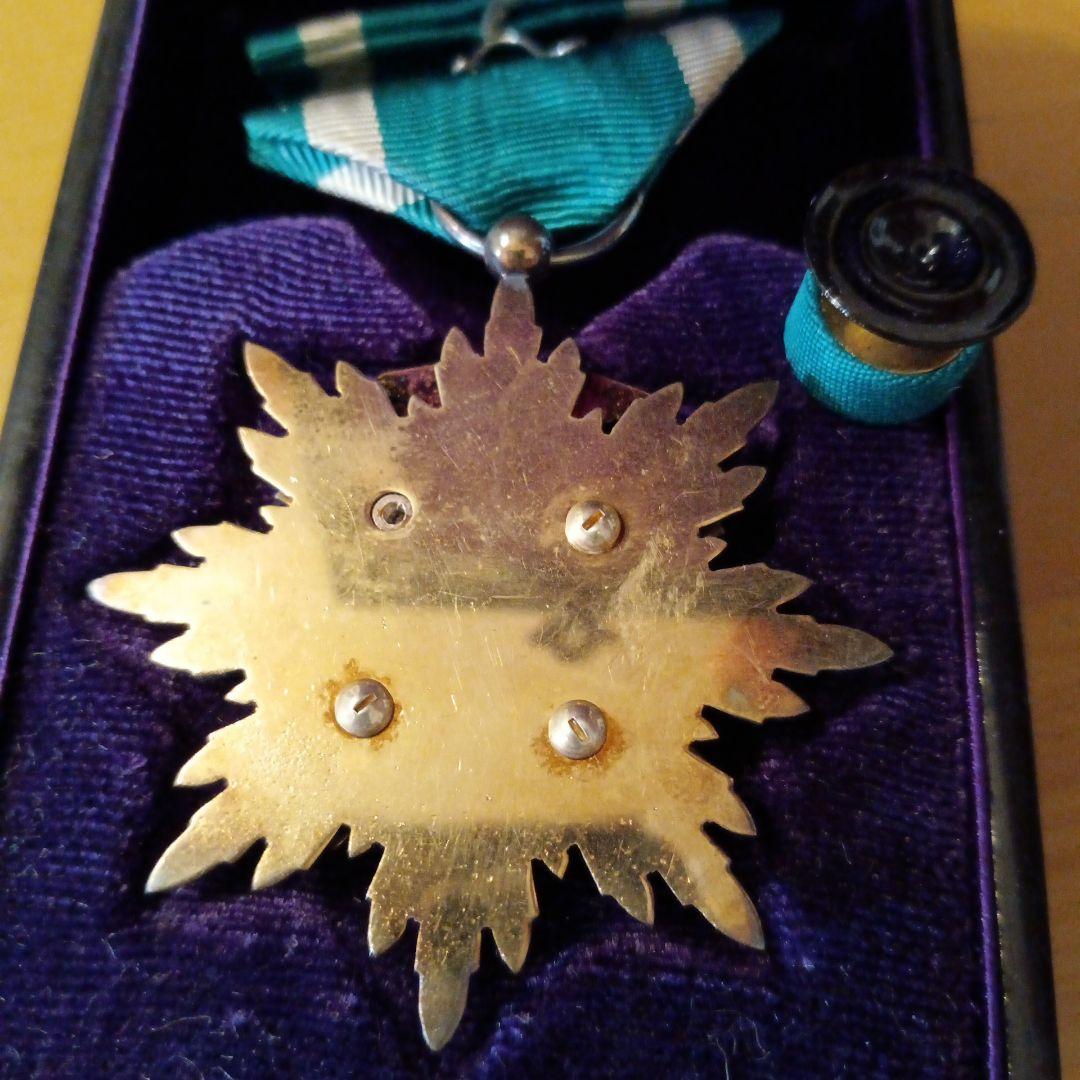 【極美品 完品】功四級金鵄勲章 略綬付き 共箱入り 純銀製 明治勲章 徽章32