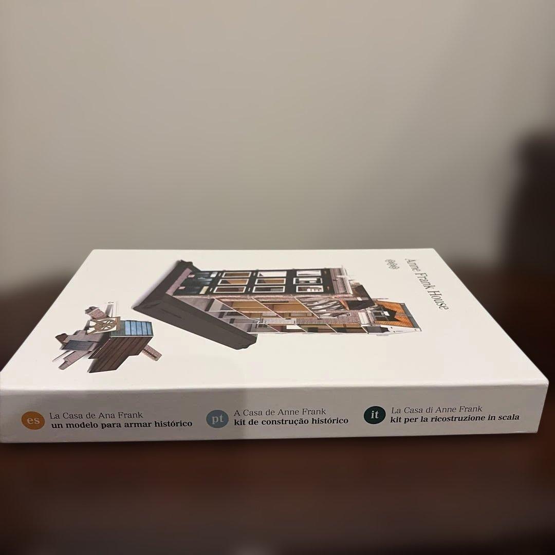 アンネ・フランクのレプリカ歴史的家屋段ボール模型