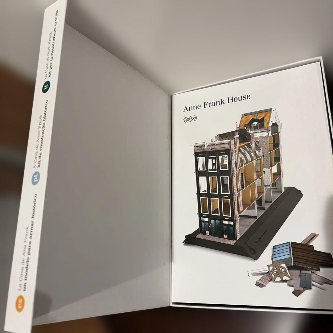アンネ・フランクのレプリカ歴史的家屋段ボール模型
