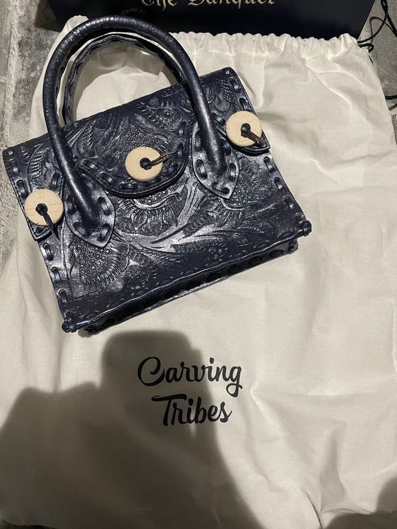 Carving Tribes ネイビー ハンドバッグ