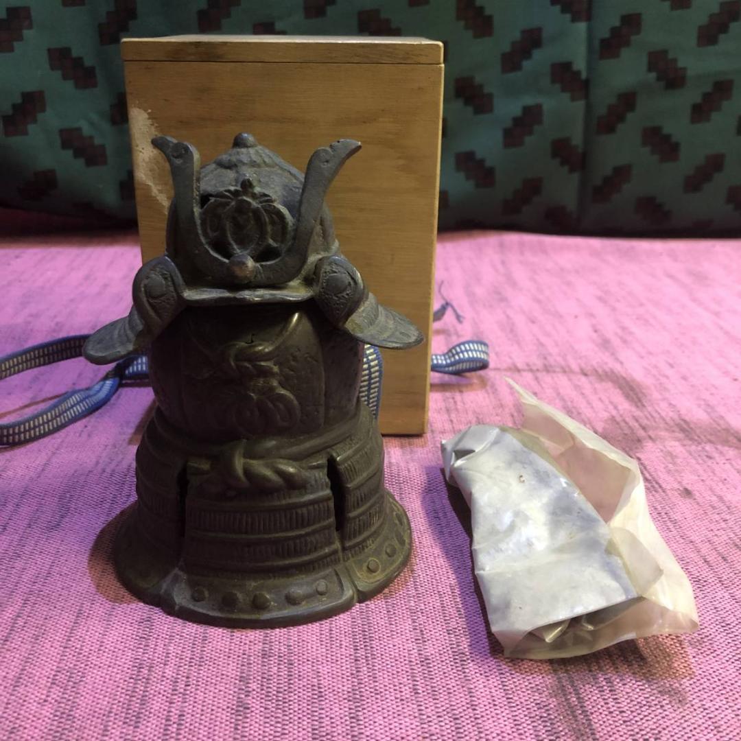 骨董　蔵出し品　銅器　古い香炉　彫金細工　鎧兜　武具甲冑型　灰　箱付