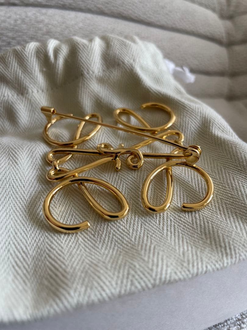 【一度使用！】LOEWE ゴールド リボンブローチ　即日発送❗️